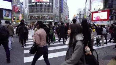 TOKYO, JAPONYAN - 25 Mart 2019: Tokyo, Japonya 'da Shibuya' nın ünlü kavşağında yürüyen kalabalık