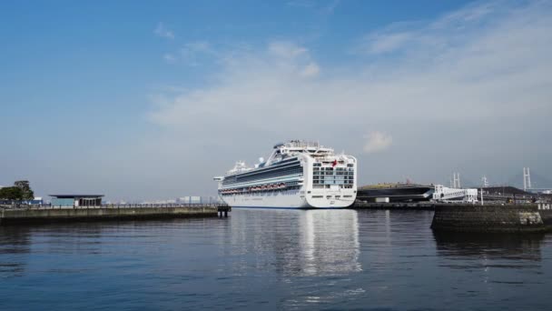 日本横滨 2019年3月26日 钻石公主号 游轮在日本横滨港湾的Osanbashi码头漂流 — 图库视频影像