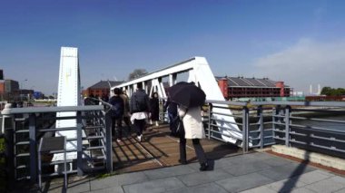 YOKOHAMA, JAPONYA - 26 Mart 2019: Yokohama, Japonya 'da Minatomirai Köprüsü üzerinde yürüyen tanımlanamayan insanlar