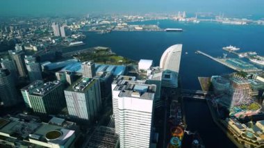 YOKOHAMA, JAPAN - 26 Mart 2019: Yokohama Şehri 'nin Minato Mirai liman bölgesindeki havadan görünüşü, Japonya' nın Yokohama Landmark Kulesi 'nden görüş