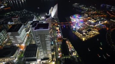 Yokohama limanının Minato Mirai rıhtım bölgesinin havadan görünüşü, Yokohama Landmark Kulesi, Japonya