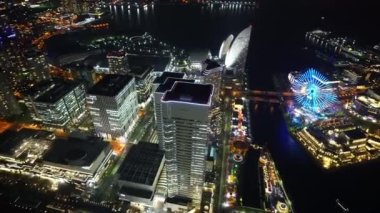 Yokohama limanının Minato Mirai rıhtım bölgesinin havadan görünüşü, Yokohama Landmark Kulesi, Japonya