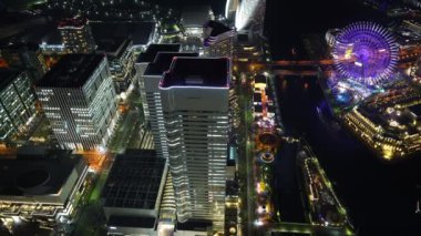 Yokohama limanının Minato Mirai rıhtım bölgesinin havadan görünüşü, Yokohama Landmark Kulesi, Japonya
