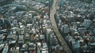 TOKYO, JAPONYA - 27 Mart 2019: Metropolitan Ekspres Yolu No: 3 Shibuya Hattı ve şehir manzarası, Roppongi Hills Mori Kulesi.
