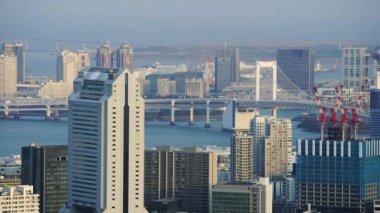 Odaiba, Tokyo, Japonya 'daki Gökkuşağı Köprüsü' nün havadan görünüşü, Roppongi tepelerinden Mori Kulesi, Tokyo, Japonya