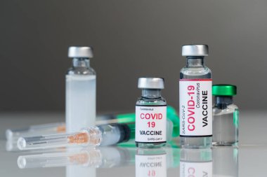 Coronavirus covid-19 aşı şişeleri ve şırınga enjeksiyon ilacı