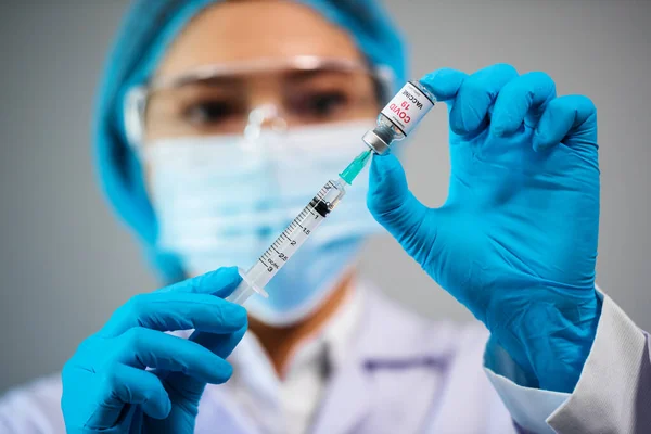 Vrouwelijke Arts Die Fles Met Het Coronavirus Covid Vaccin Injectiespuit — Stockfoto