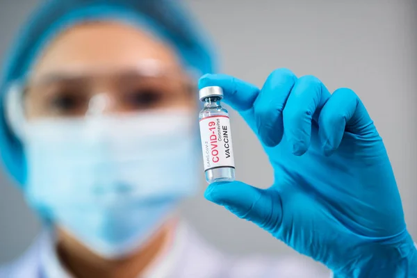 Female Doctor Holding Coronavirus Covid Vaccine Bottle Injection Medicine — Stock Photo, Image