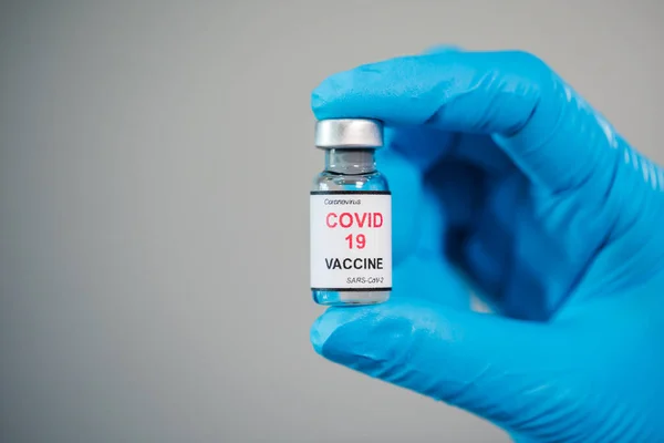 Mano Del Medico Che Detiene Flacone Vaccino Medicinale Iniettabile Coronavirus — Foto Stock