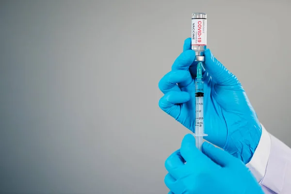 Main Médecin Tirant Flacon Vaccin Coronavirus Covid Dans Une Seringue — Photo