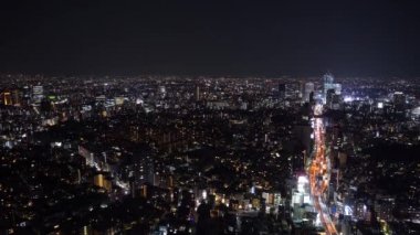 Metropolitan Otoyolu 3 numaralı Shibuya Hattı 'nın ve şehrin havadan görünüşü, Roppongi tepelerinden Mori Kulesi, Tokyo, Japonya