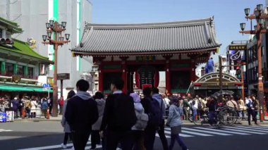 TOKYO, JAPONYA - 27 Mart 2019: Kimliği belirsiz kişiler Asakusa, Tokyo, Japonya 'daki Sensoji tapınağının Kaminarimon kapısını ziyaret ettiler