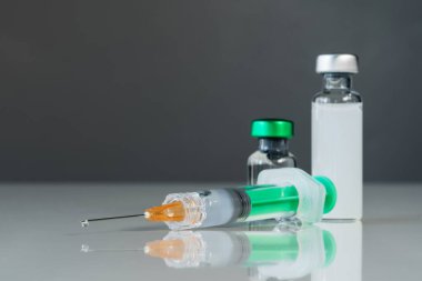 Şırınga enjeksiyon ilacı ve aşı şişesi 