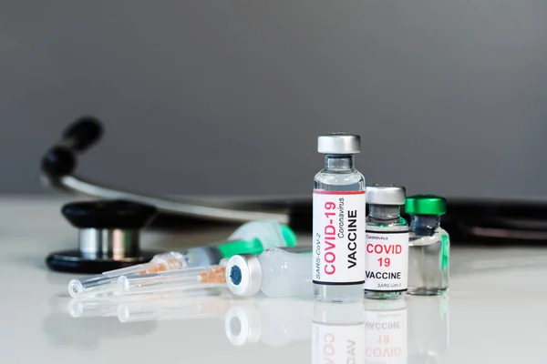 Coronavirus Covid Frascos Vacuna Jeringa Medicamento Para Inyección Estetoscopio —  Fotos de Stock