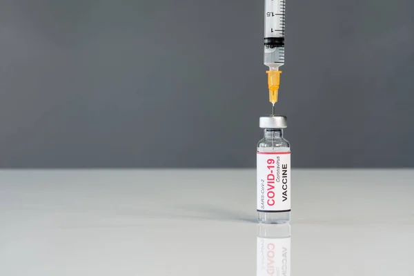 Jeringa Médica Para Extraer Vacuna Contra Coronavirus Covid Vaso Frasco — Foto de Stock