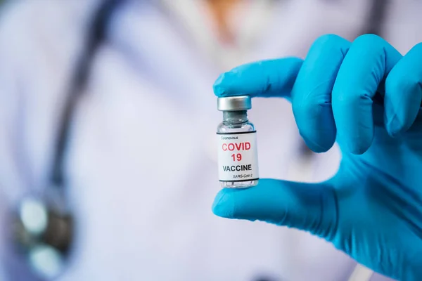 Medico Che Detiene Flacone Vaccino Iniezione Coronavirus Covid — Foto Stock