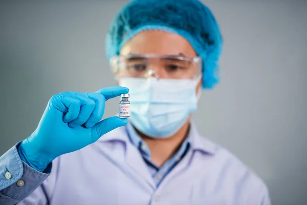 Male Doctor Holding Coronavirus Covid Vaccine Bottle Injection Medicine — Stock Photo, Image