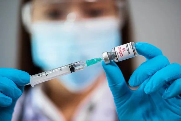 Medico Femmina Che Estrae Flacone Vaccino Coronavirus Covid Nel Medicinale — Foto Stock