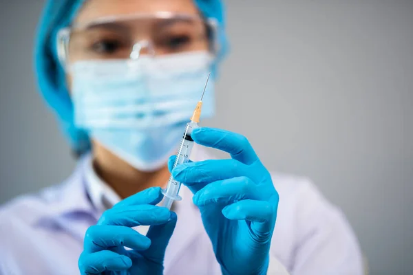 Female Doctor Holding Syringe Coronavirus Covid Vaccine Injection Test — Stock Photo, Image