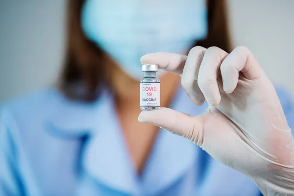 Ärztin Mit Coronavirus Covid Impfflasche Für Injektionsmedizin — Stockfoto
