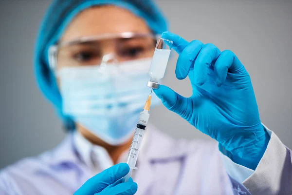 Vrouwelijke Arts Die Fles Vaccin Het Injectiegeneesmiddel Van Spuit Zuigt — Stockfoto