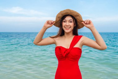 Koh MunNork Adası, Rayong, Tayland 'daki sahilde mutlu bir kadın.