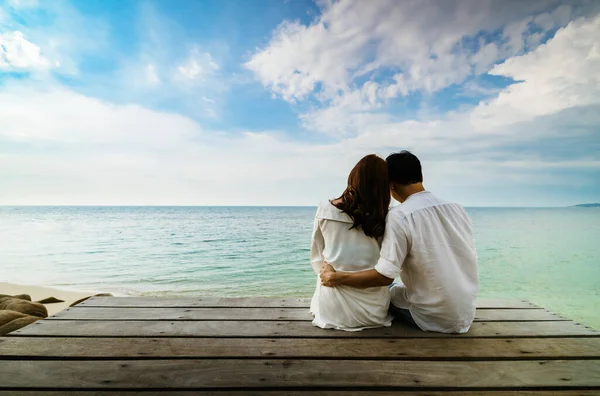 Feliz Jovem Casal Sentado Uma Ponte Madeira Praia Mar Koh — Fotografia de Stock