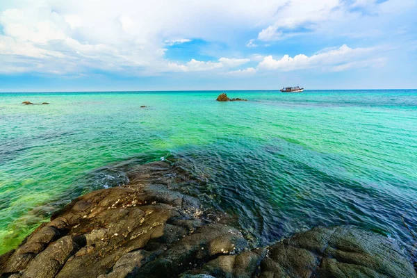 Mar Com Uma Rocha Pedra Koh Munnork Island Rayong Tailândia — Fotografia de Stock