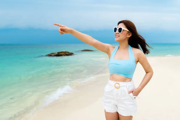 泰国瑞昂Koh Munnork岛海滩上快乐的女人 — 图库照片