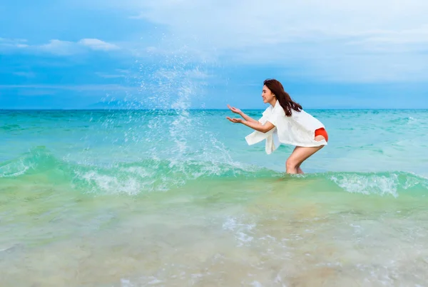 Glad Ung Kvinna Spelar Vatten Stänk Havet Stranden Koh Munnork — Stockfoto