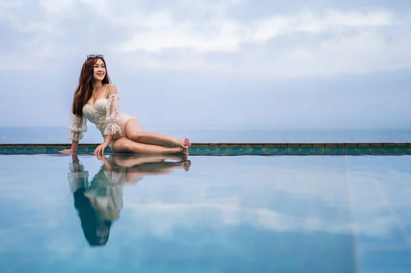 Jeune Femme Assise Sur Bord Piscine Regardant Vers Mer — Photo