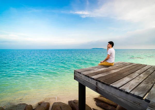 Glad Man Sitter Träbro Havet Stranden Vid Koh Munnork Island — Stockfoto