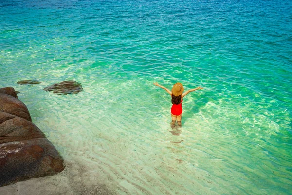 Glad Ung Kvinna Med Armar Upp Havet Stranden Koh Munnork — Stockfoto