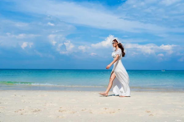 Mulher Alegre Andando Praia Mar Koh Munnork Island Rayong Tailândia — Fotografia de Stock