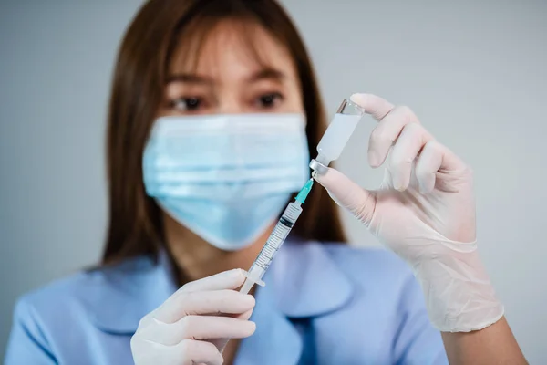 Female Doctor Drawing Vaccine Bottle Syringe Injection Medicine — Stock Photo, Image