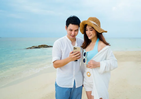 Jovem Casal Usando Smartphone Praia Mar Koh Munnork Island Rayong — Fotografia de Stock