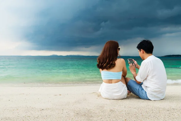 Jovem Casal Usando Smartphone Praia Mar Koh Munnork Island Rayong — Fotografia de Stock