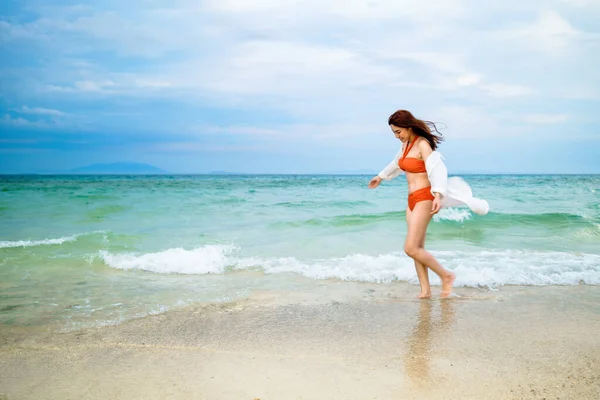 Glad Ung Kvinna Havet Stranden Koh Munnork Island Rayong Thailand — Stockfoto