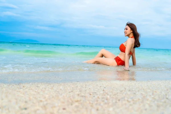 Mulher Sentada Uma Praia Mar Koh Munnork Island Rayong Tailândia — Fotografia de Stock