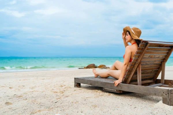 Fiatal Bikini Fedélzeten Szék Tengerparton Koh Munnork Island Rayong Thailan — Stock Fotó