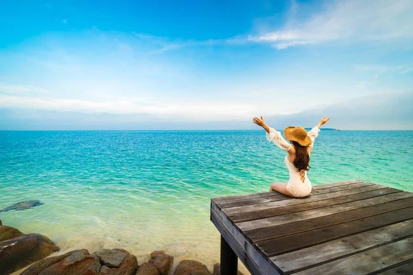 Boldog Egy Hídon Karját Emelt Tengerben Koh Munnork Island Rayong — Stock Fotó