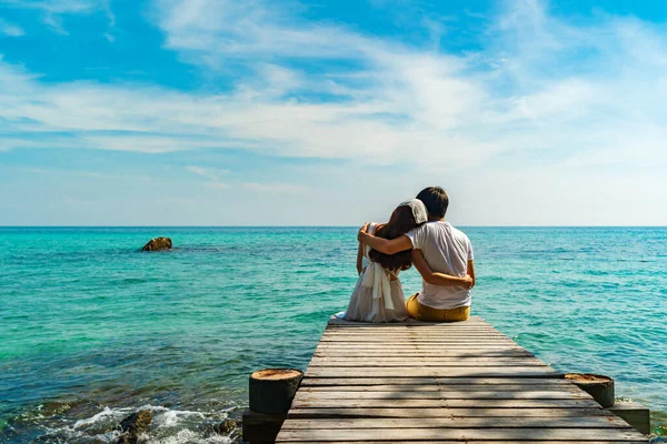Feliz Jovem Casal Sentado Uma Ponte Madeira Praia Mar Koh — Fotografia de Stock