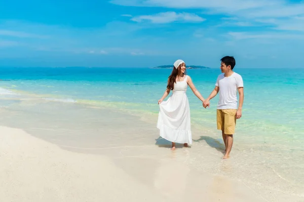 Feliz Jovem Casal Andando Praia Mar Koh Munnork Island Rayong — Fotografia de Stock