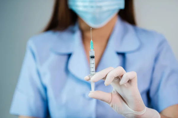 Ärztin Hält Spritze Mit Coronavirus Impfstoff Covid Für Injektionstest — Stockfoto