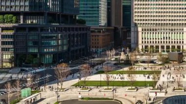 TOKYO, JAPONYA - 24 Mart 2019: Tokyo İstasyonu, Tokyo, Japonya 'nın önündeki plazada kimliği belirsiz kişilerin zaman aşımı