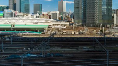 TOKYO, JAPONYAN - 24 Mart 2019: Tokyo tren istasyonuna yaklaşan trenin zaman aşımı