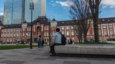 TOKYO, JAPONYAN - 24 Mart 2019: Marunouchi iş bölgesinde Tokyo İstasyonu 'nun zaman aşımı, Japonya' daki en büyük ve en işlek terminaldir..