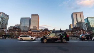 Japonya 'nın Marunouchi iş bölgesindeki Tokyo İstasyonu' nun gece gündüz akışı.