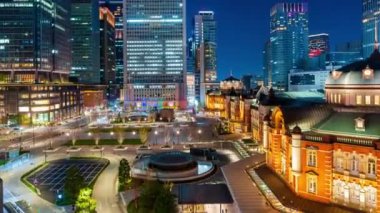 Tokyo İstasyonu 'nun zaman aşımına uğradığı gece, Tokyo, Japonya' daki Marunouchi iş bölgesinde bir tren istasyonu.