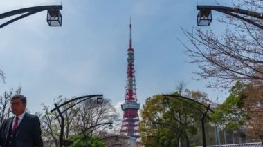 TOKYO, JAPONYA - 25 Mart 2019: Tokyo, Japonya 'daki Tokyo Kulesi geçmişiyle Shiba Park' ta dinlenen kimliği belirsiz kişilerin zaman aşımı